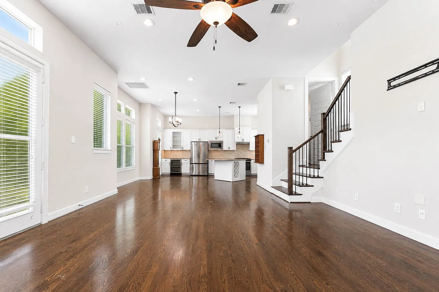 3 bed, 3.5 bath, 2081 sqft, $2,500 — Photo 4