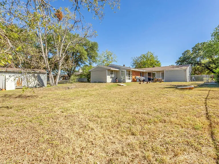 520 Helena St — Photo 26