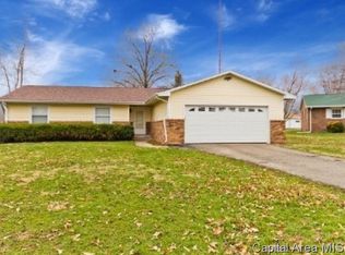 4 Circle Dr, Farmersville, IL 62533