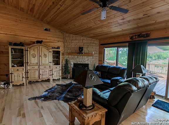 5th image of 1282 Lakeshore Dr N