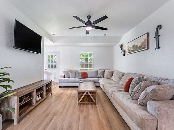 3rd image of 506 Acorn Dr