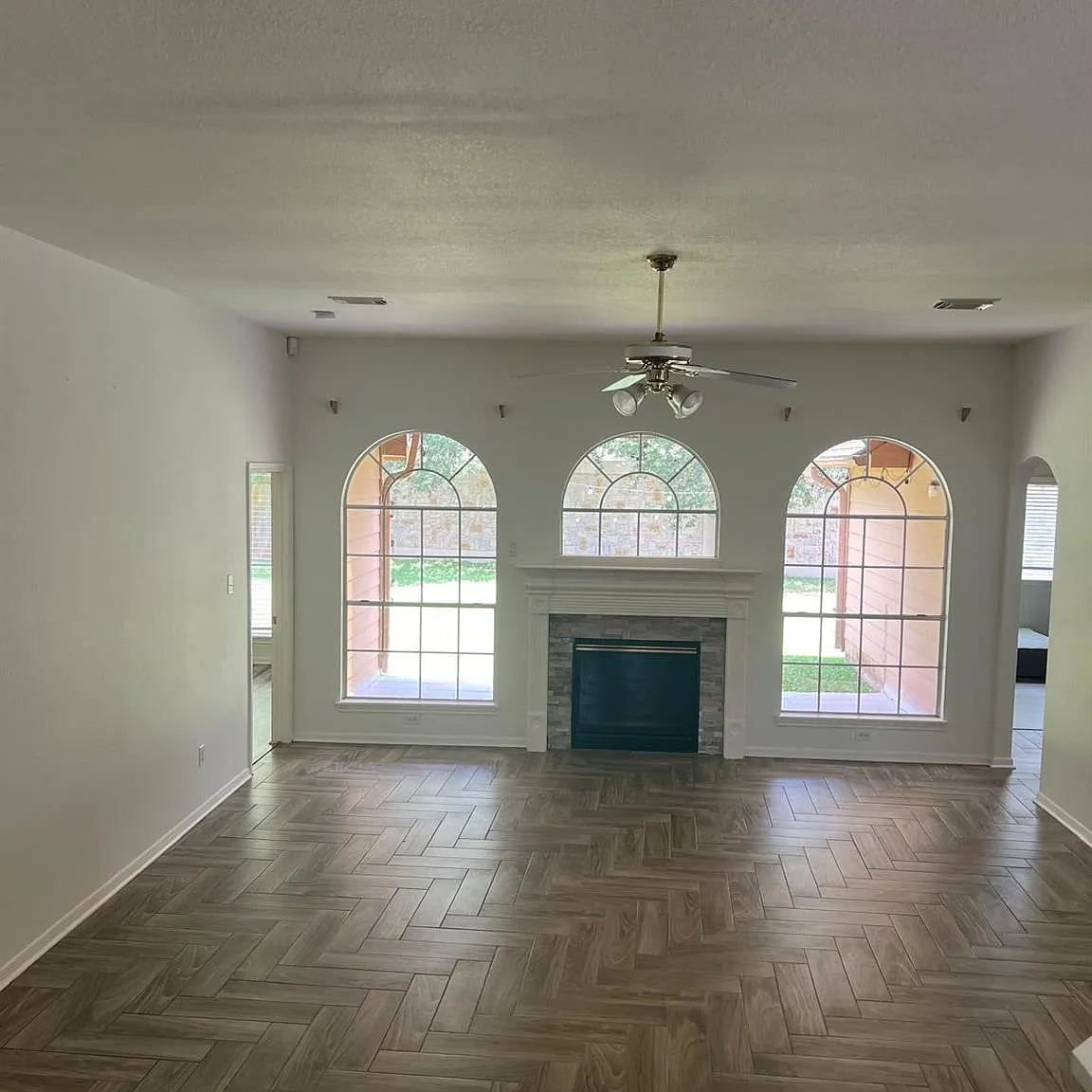 3 bed, 2.0 bath, 1935 sqft, $2,299 — Photo 2