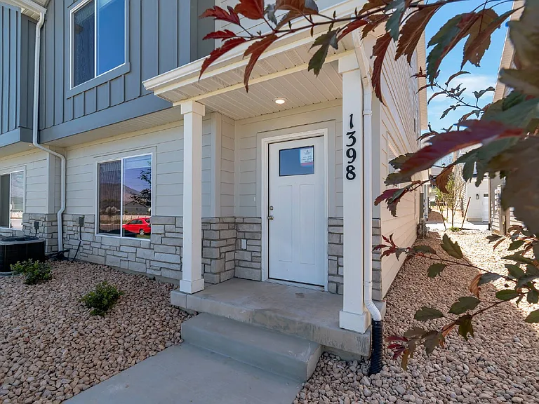 1398 N Meadow Ln — Photo 2
