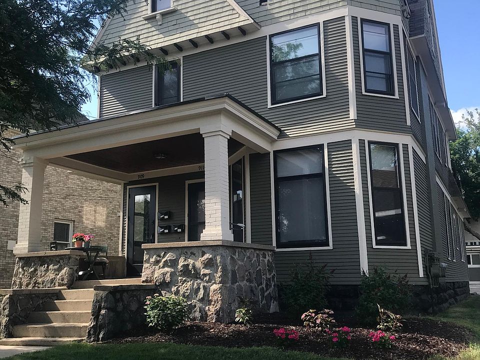 1st image of 911 Wealthy St SE
