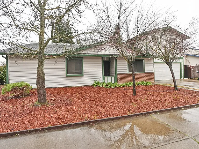 1460 Hickory St — Photo 1