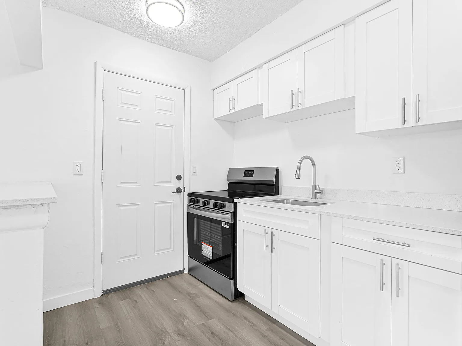 1 bed, 900 sqft, $1,800 — Photo 2