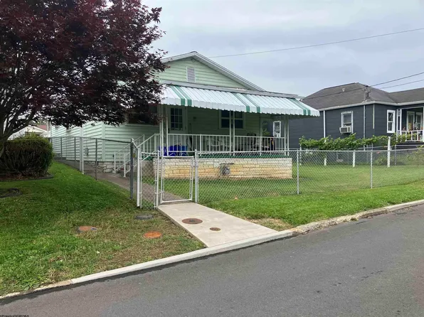 209 Ohio Ave, Nutter Fort, WV 26301