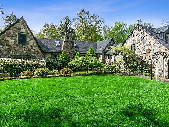 2nd image of 19 Lily Pond Ln