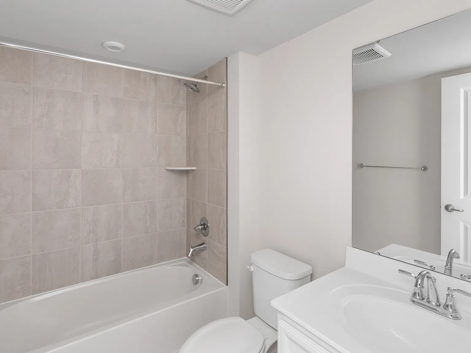 3 bed, 3.5 bath, 2700 sqft, $4,500 — Photo 4