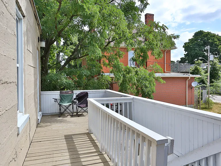 1025 King St E — Photo 9