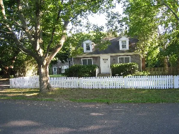 https://photos.zillowstatic.com/fp/36831a12e9993cfb3c4b749eeb6f74c7-p_e.webp