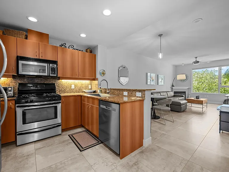 300 W Beech St #204 — Photo 15