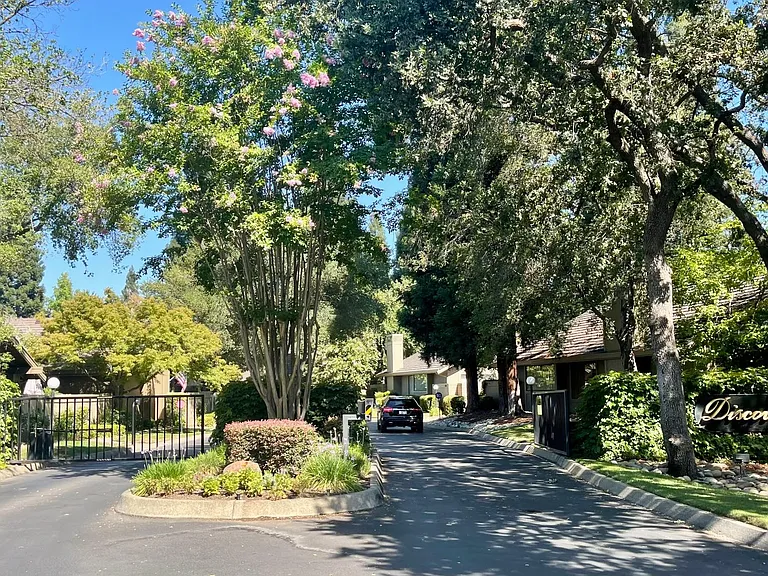 1915 Discovery Village Ln — Photo 1