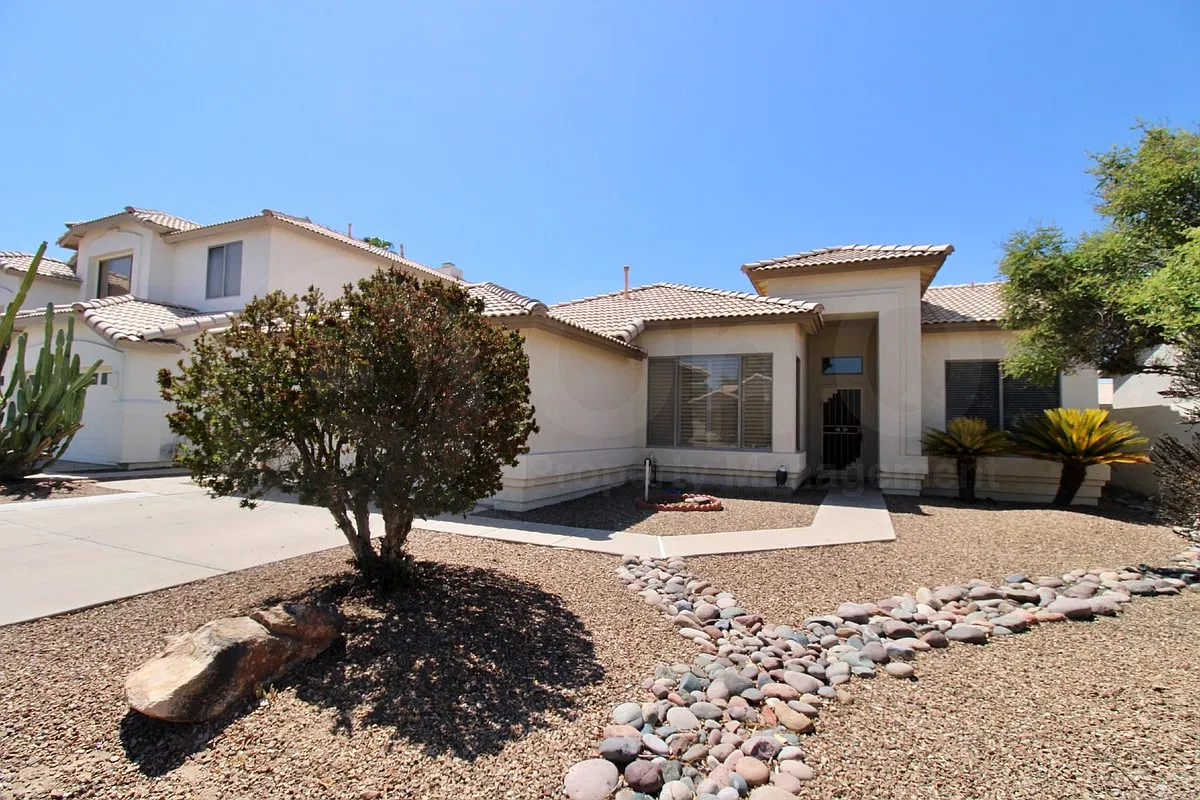 3 bed, 2.0 bath, 1522 sqft, $2,199 — Photo 2
