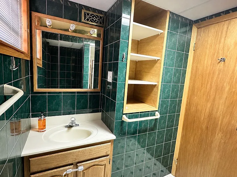 568 Greenbrook Dr #BASEMENT — Photo 12