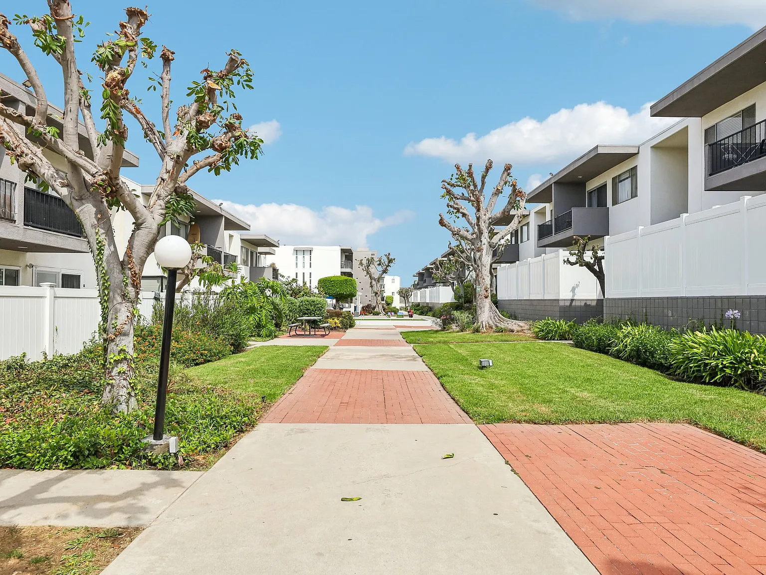 Torrance Gardens — Photo 2
