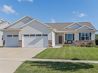 810 Palmyra Dr NE, Cedar Rapids, IA 52402