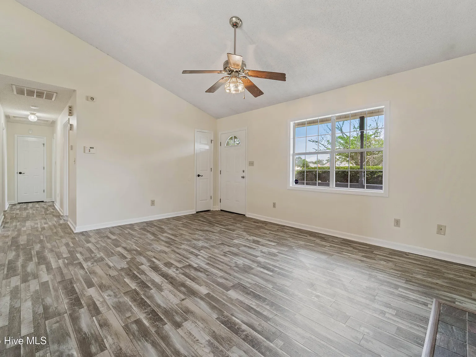 3 bed, 2.0 bath, 1150 sqft, $1,695 — Photo 4