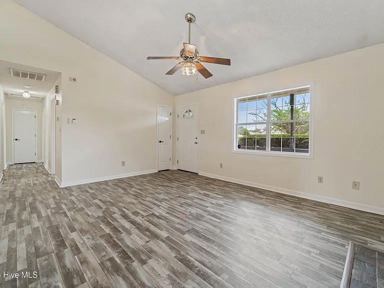 502 Nutfield Dr — Photo 4