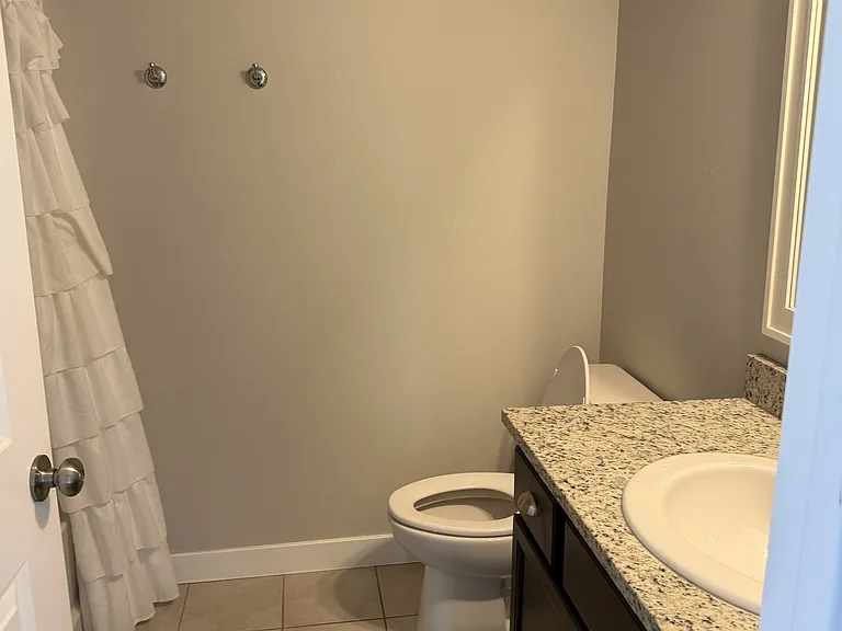 2543 N Drexler Dr — Photo 21