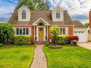 7 Leeds Ct, Rockville Centre, NY 11570