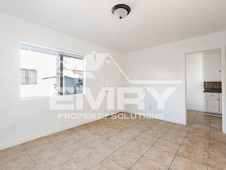 2534 Hill St — Photo 2