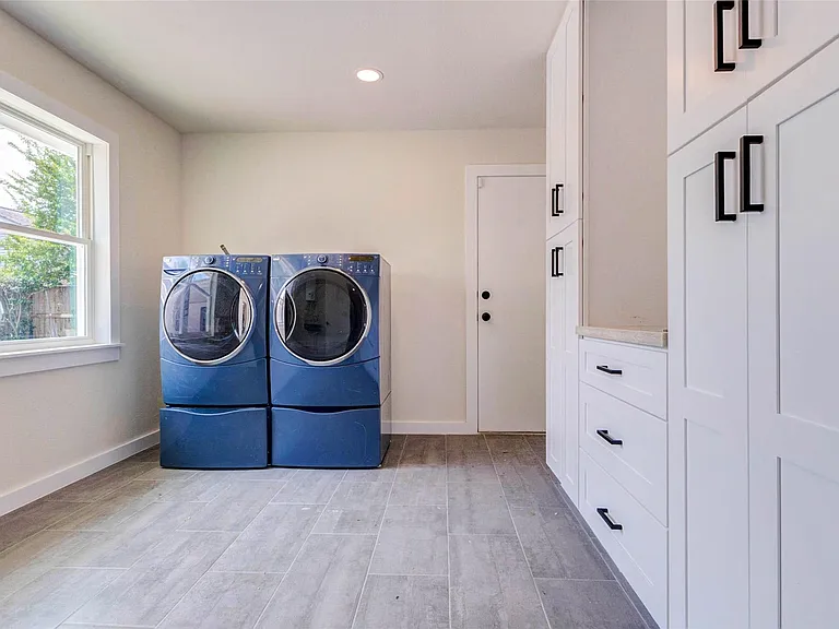 2731 Manila Ln — Photo 29