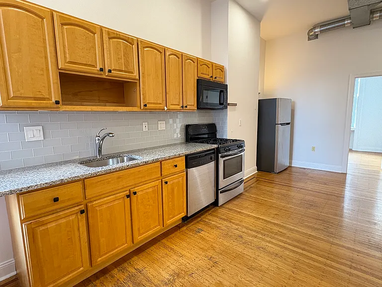 329 S 17th St #2 — Photo 8