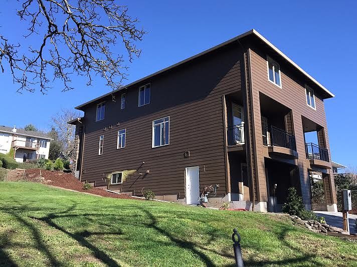 2nd image of 2215 E 6th St