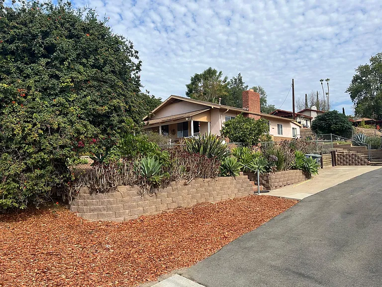 3130 Las Palmas Ave — Photo 1