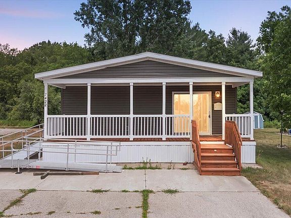 2nd image of 7422 Woods Edge Dr NE
