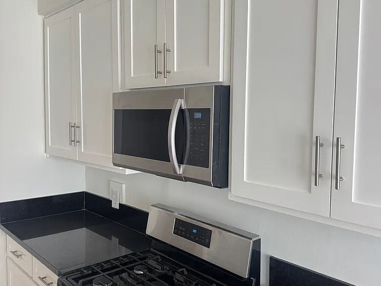 1852 S Sycamore Ave #1852 — Photo 5