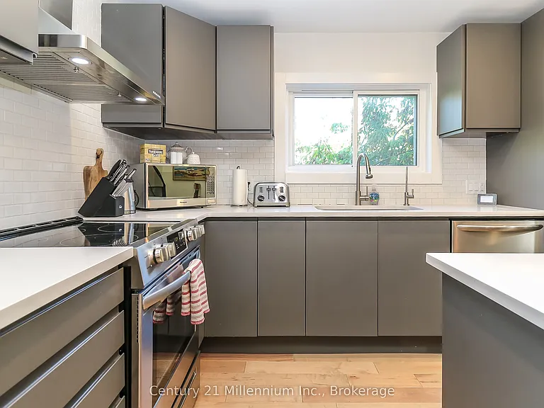 194 Escarpment Cres — Photo 9