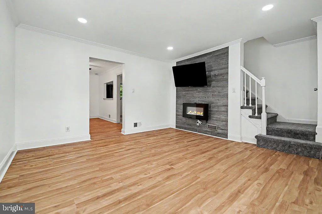 3 bed, 2.0 bath, 1100 sqft, $2,300 — Photo 2