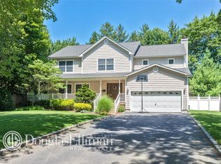 31 Rumford Rd, Kings Park, NY 11754