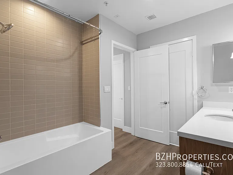 1223 N Hayworth Ave — Photo 10
