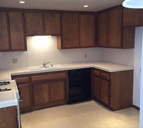 Kitchen, No Refrigerator provided