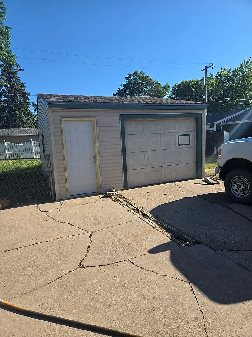 2 Bedroom Home with Fenced Yard & Updated Flooring in Kitchen/Bath — Photo 3