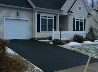 39 Wyndemere Ln, Windsor, CT 06095
