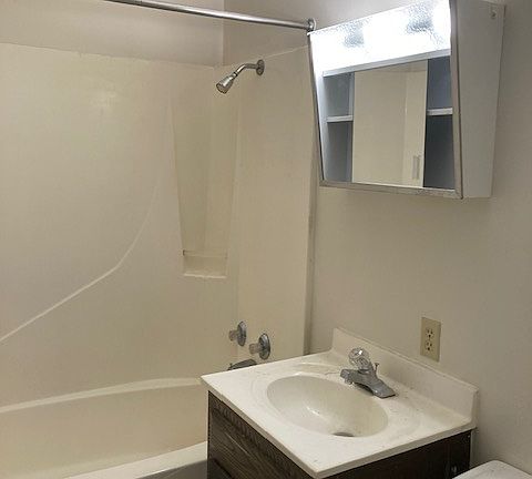 4th image of 1802 W 38th St #17285911