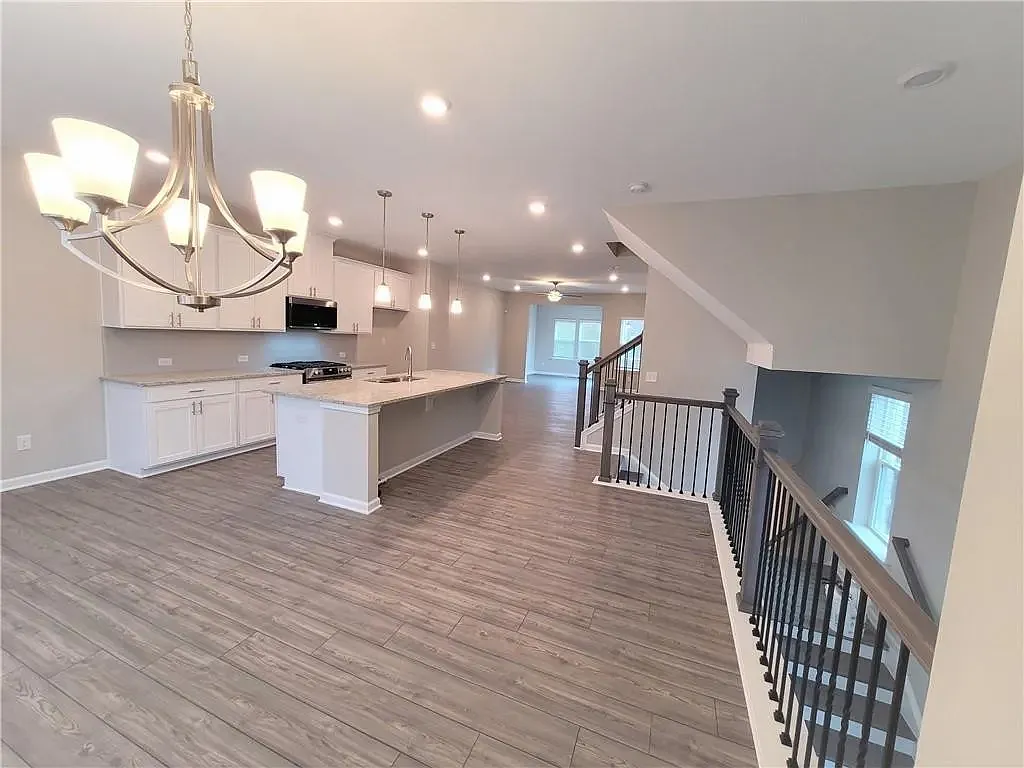 4 bed, 2667 sqft, $2,900 — Photo 3