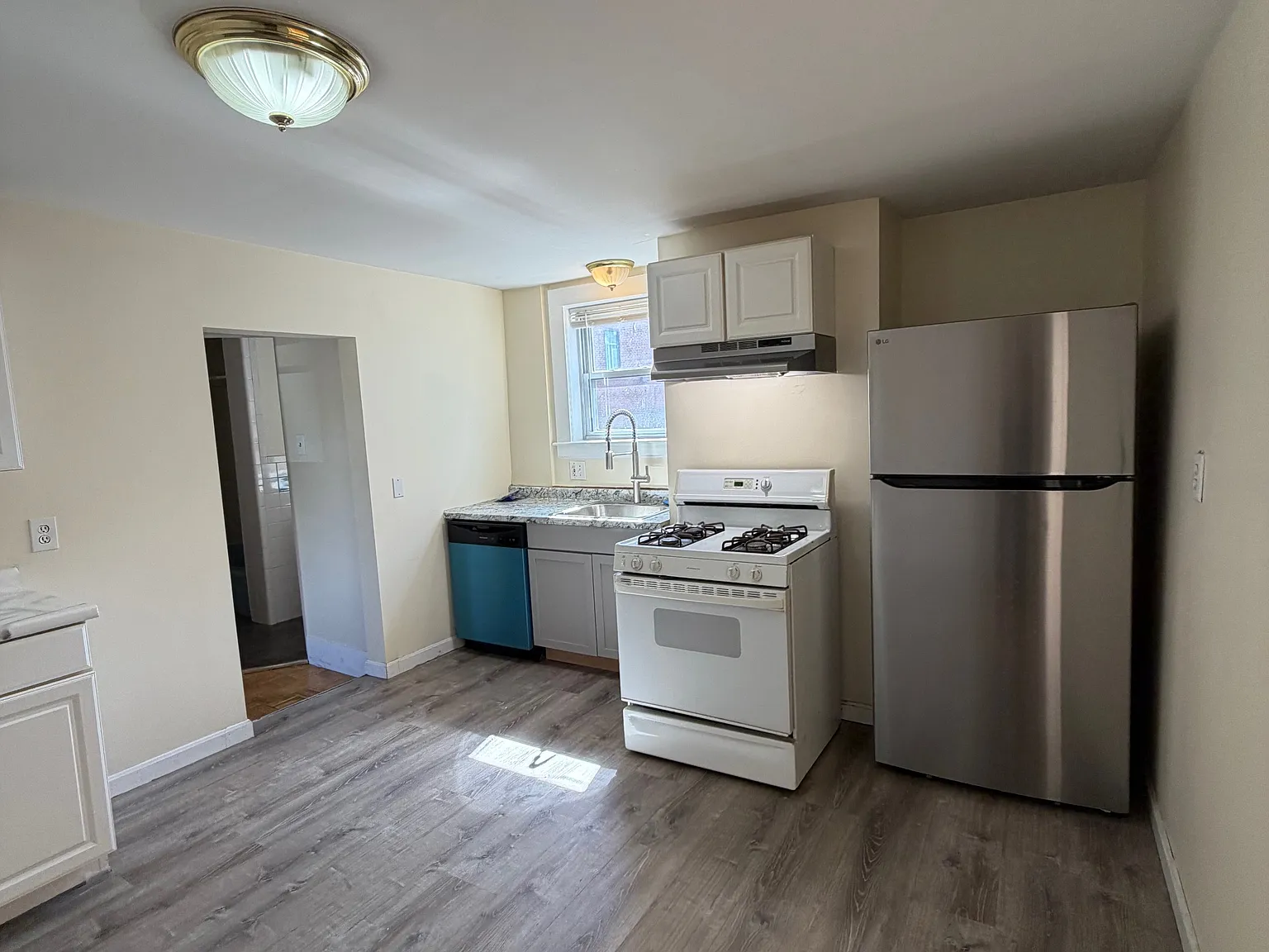 3 bed, 960 sqft, $3,000 — Photo 1