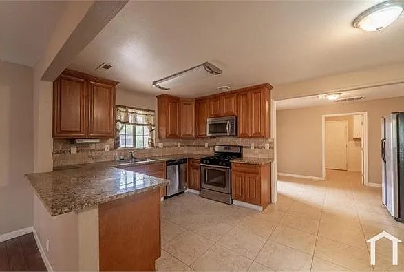5 bed, 2041 sqft, $3,555 — Photo 3