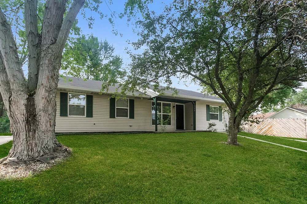 3 bed, 2.0 bath, 1390 sqft, $2,410 — Photo 2