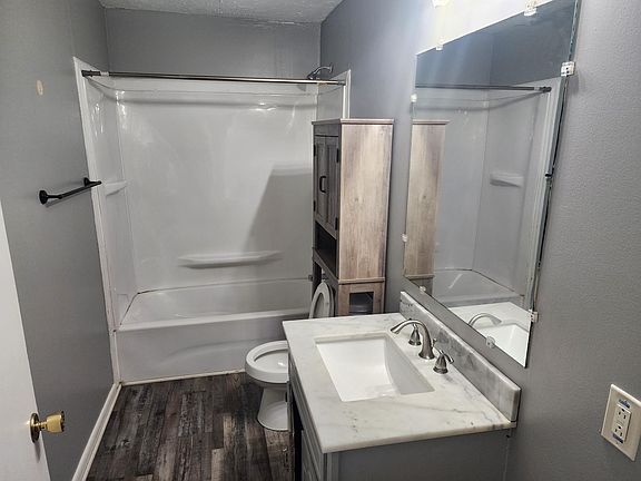 5th image of 645 Elder St