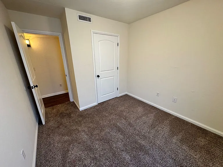 Renaissance Park Apartments — Photo 20