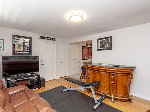 2nd image of 4932 N Harlem Ave APT 1W