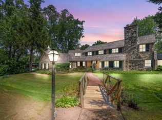 1572 E Goodrich Ln, Fox Pt, WI 53217