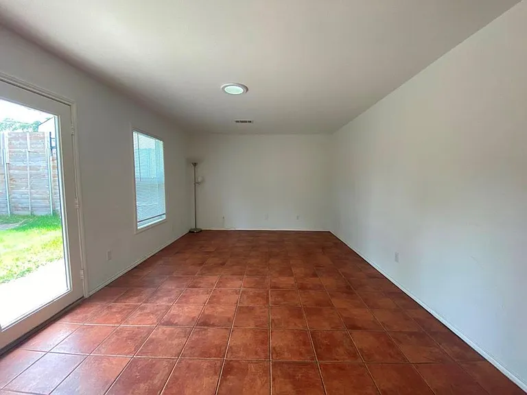 300 El Paso St — Photo 6
