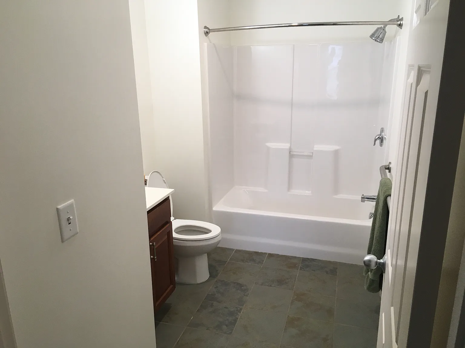2 bed, 928 sqft, $2,400 — Photo 2